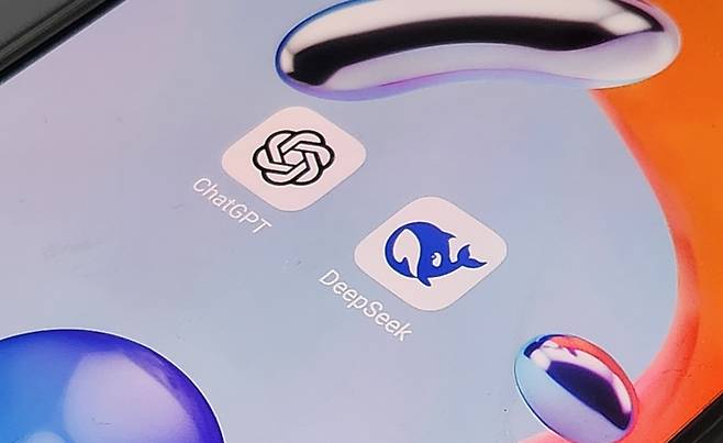 스마트폰에 설치된 챗GPT와 딥시크 앱