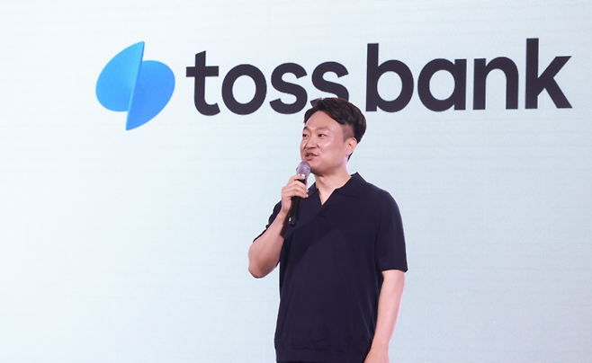 홍민택 토스뱅크 대표가 2023년 9월 5일 여의도 콘래드호텔에서 열린 기자간담회에서 발표하고 있다.