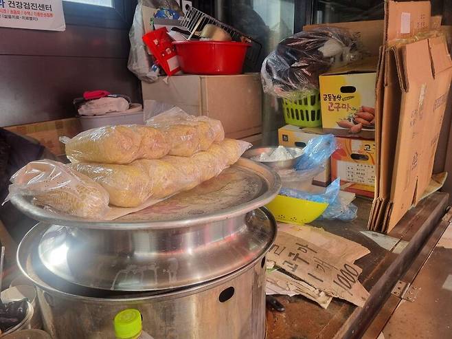 한파가 들이닥친 4일 서울 종로구 창신동 동대문역 앞에서 김정자(81)씨가 운영하는 옥수수 노점. 고나린 기자