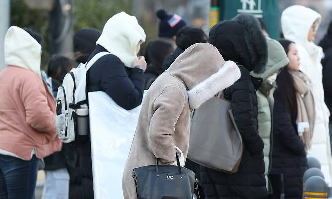 한파가 기승을 부리며 서울의 체감온도가 영하 20도 가까이 떨어진 4일 오전 서울 종로구 광화문네거리에서 한 시민이 추위를 피하고 있다. 연합뉴스