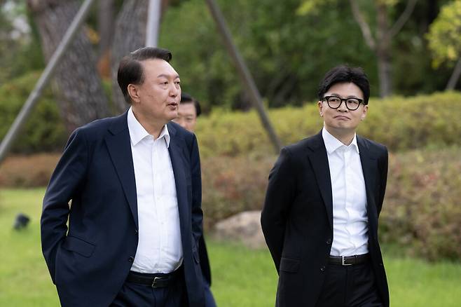 2024년 10월21일 윤석열 대통령이 서울 용산 대통령실 잔디밭에서 한동훈 국민의힘 대표와 이야기를 나누고 있다. 두 사람은 검사로 일하다가 곧바로 정치에 뛰어들어 검찰 정권을 만들어냈다. 대통령실 제공