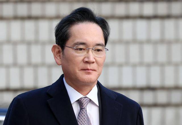 제일모직과 삼성물산의 부당합병 의혹으로 재판을 받고 있는 이재용 삼성전자 회장이 3일 오후 서울 서초구 서울고등법원에서 열린 항소심 선고기일에 출석하고 있다. 이 회장은 삼성그룹 부회장을 맡았던 당시 경영권 승계와 그룹 지배력 강화를 위해 지난 2015년 진행된 삼성물산과 제일모직 합병 과정에 위법하게 관여한 혐의 등으로 2020년 9월 재판에 넘겨졌으며 지난해 2월 1심 판결에서 무죄를 선고받았다. 연합뉴스