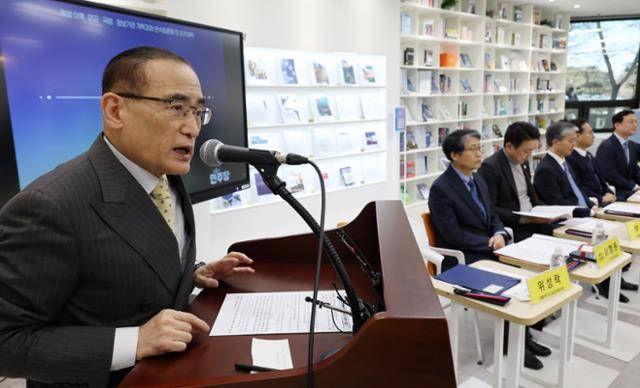 더불어민주당 외교안보특보단장을 맡고 있는 위성락(왼쪽) 더불어민주당 의원이 4일 오후 서울 여의도 국회도서관에서 열린 계엄 이후, 외교·국방·정보기관 개혁과제 연속토론회에서 개회사를 하고 있다. 뉴시스