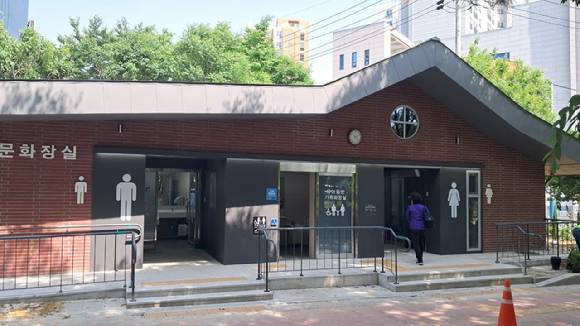 서울시가 성동구 응봉공원, 동대문구 간데메공원을 여의도공원, 월드컵공원, 북서울꿈의숲 등에 이은 '무(無)장애 친화공원'으로 조성했다. 사진은 응봉공원 화장실 개선 후 모습. [사진=서울시]