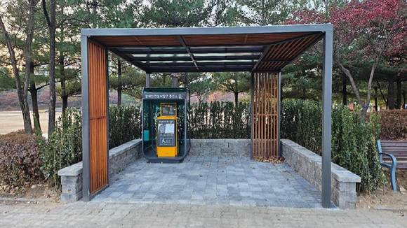 서울시가 성동구 응봉공원, 동대문구 간데메공원을 여의도공원, 월드컵공원, 북서울꿈의숲 등에 이은 '무(無)장애 친화공원'으로 조성했다. 사진은 응봉공원에 마련된 장애인 전동휠체어 충전소. [사진=서울시]