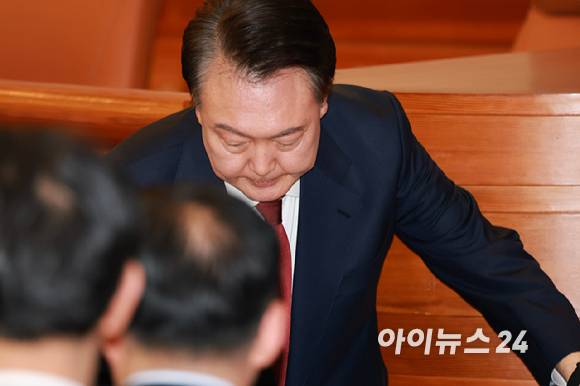 윤석열 대통령이 4일 서울 종로구 헌법재판소에서 열린 탄핵심판 5차 변론기일에 출석하고 있다. [사진=사진공동취재단]