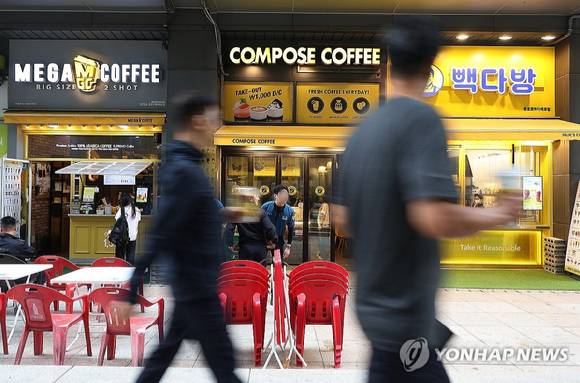 서울 종로구 광화문역 인근 건물에 위치한 저가커피 전문점에서 시민들이 음료를 주문하고 있다. [사진=연합뉴스]
