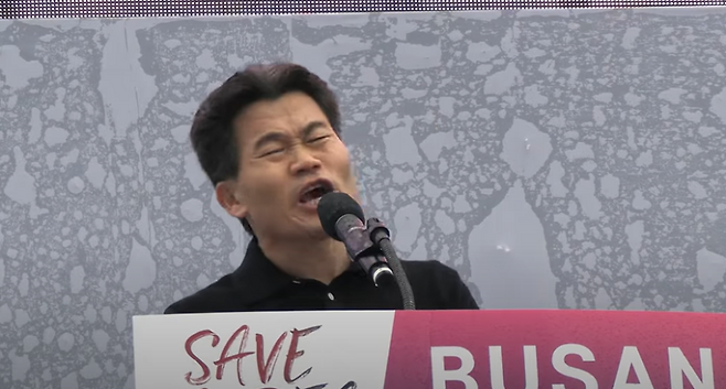 지난 1일 부산역 광장에서 열린 윤석열 대통령 탄핵 반대 집회에서 연설하는 전한길씨. (전씨 유튜브 화면 갈무리)