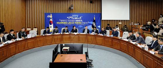 이재명 더불어민주당 대표(왼쪽 여섯째)가 3일 서울 여의도 국회에서 ‘행복하고 정의로운 대한민국, 반도체특별법 노동시간법 적용 제외 어떻게?’를 주제로 열린 토론회에서 참석자 발언을 듣고 있다. 이 대표는 이날 “특정 산업의 연구개발 분야 고소득 전문가들이 동의할 경우 예외로 몰아서 일하게 해주자는 게 왜 안 되냐 하니 할 말이 없더라”고 말했다. 전민규 기자