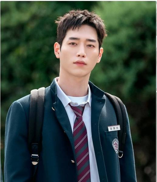MBC 새 금토드라마 ‘언더커버 하이스쿨’은 고종 황제의 사라진 금괴의 행방을 쫓기 위해 고등학생으로 위장 잠입한 국정원 요원의 좌충우돌 활약기를 담은 드라마다. 서강준은 극 중 외모부터 실력까지 뭐 하나 빠지는 것 없는 국정원 소속 에이스 현장 요원 정해성 역을 맡았다. 사진 MBC