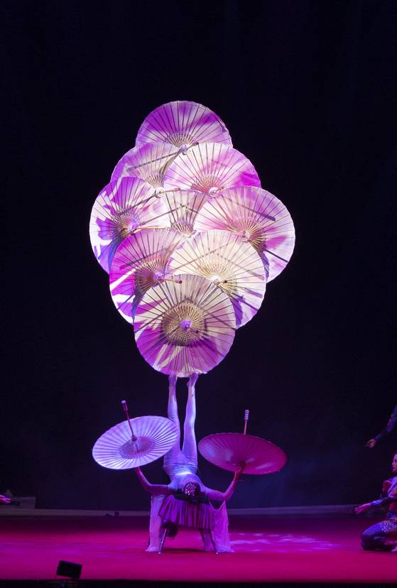 지난달 29일 동춘서커스 단원들이 우산 9개는 발바닥, 2개는 양손으로 동시에 돌리는 묘기를 선보이고 있다. 김상선 기자