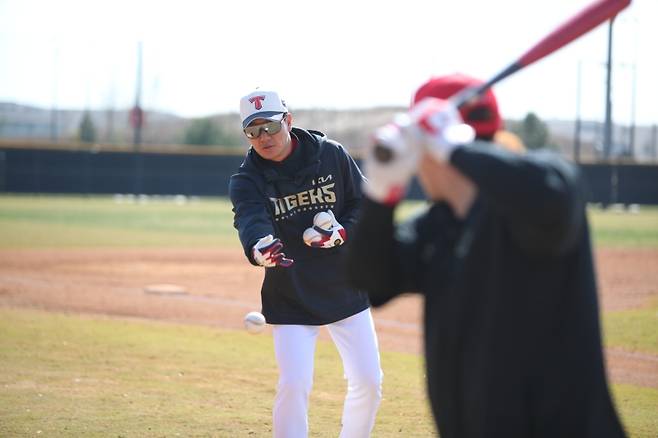 ▲ 스프링캠프 훈련 중 토스 배팅 올려주는 김주찬 코치 [KIA타이거즈]