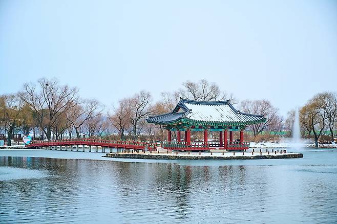 백제 무왕과 선화공주의 애틋한 사랑이 전해져 내려오는 부여 궁남지. 사진=도진영