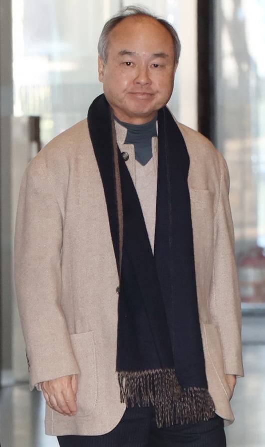 손정의(孫正義·일본명 손 마사요시) 소프트뱅크그룹 회장이 4일 오후 서울 서초구 삼성 서초사옥으로 들어서고 있다. 이날 이재용 삼성전자 회장은 샘 올트먼 오픈AI 최고경영자(CEO), 손 회장과 함께 만나 AI 관련 3자 회동을 할 예정이다.김범준 기자
