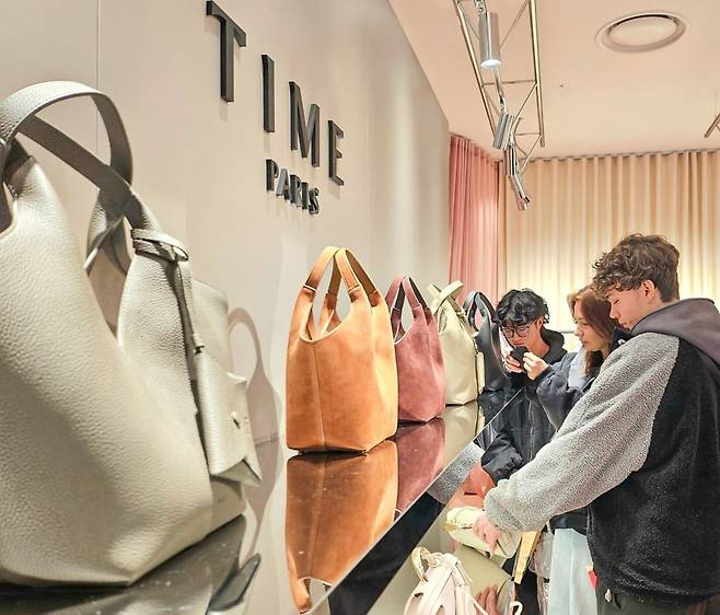 더현대서울에서 쇼핑하고 있는 외국인 관광객들  /사진=현대백화점 제공