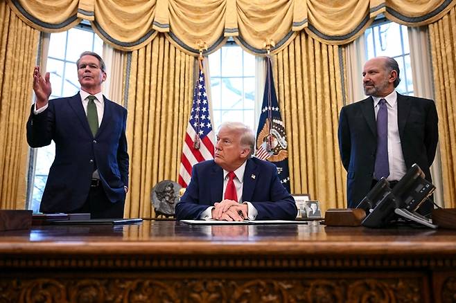 도널드 트럼프 미국 대통령이 3일(현지시간) 백악관에서 국부펀드 설립을 지시하는 행정명령에 서명한 뒤 발언하고 있다. 이날 서명식에는 스콧 베센트 미 재무부 장관(왼쪽)과 하워드 러트닉 상무부 장관 후보자가 배석했다. AFP연합뉴스
