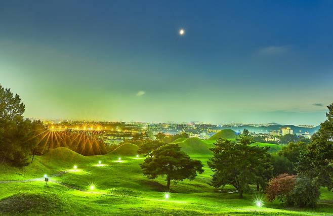 대구 동구청을 비롯한 4개 지자체가 ‘문화유산 보존·활용’ 업무협약을 체결했다. 사진은 2023년 관광사진 공모전에서 은상을 받은 장현철씨의 ‘고분군 역사의 밤’. 동구청 제공