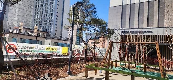 중구청이 ‘힐스테이트 동인 센트럴’을 제17호 금연아파트로 지정했다. 중구청 제공&nbsp;