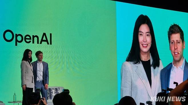 정신아 카카오 대표와 샘 올트먼 오픈AI CEO가 4일 서울 중구 더플라자호텔에서 전략적 제휴 체결을 발표하는 공동 기자간담회를 열고 기념 촬영을 하고 있다. 정우진 기자