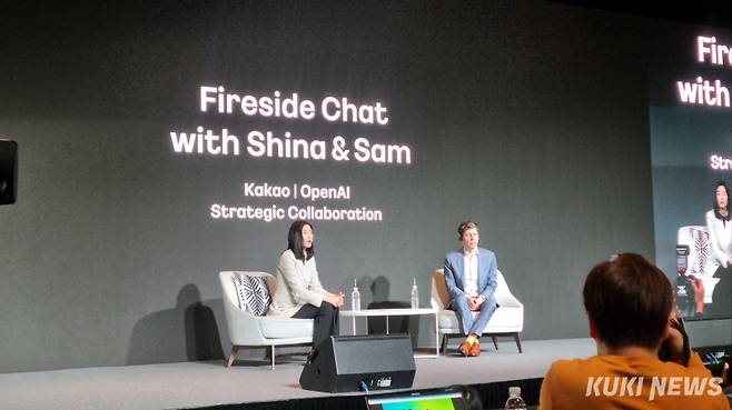 정신아 카카오 대표와 샘 올트먼 오픈AI CEO가 4일 서울 중구 더플라자호텔에서 협업의 비전과 향후 방향성 등에 대해 대담을 나누고 있다. 정우진 기자