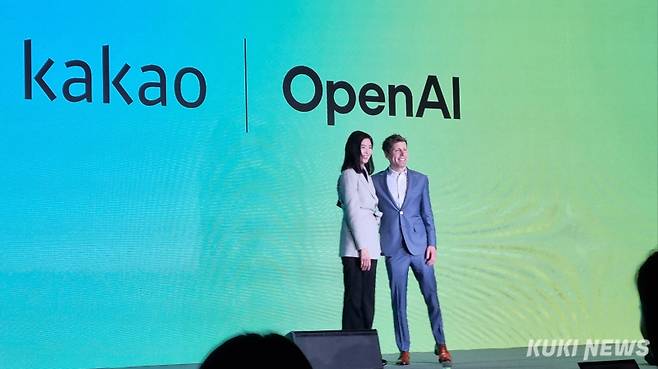 정신아 카카오 대표와 샘 올트먼 오픈AI CEO가 4일 서울 중구 더플라자호텔에서 전략적 제휴 체결을 발표하는 공동 기자간담회를 열고 기념 촬영을 하고 있다. 정우진 기자