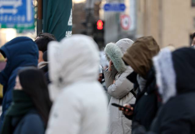 절기상 입춘인 3일 오전 서울 세종대로 사거리에서 시민들이 보행신호를 기다리고 있다. 연합뉴스