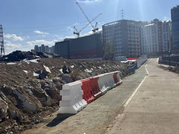 4일 오후 2시께 시흥시청 인근 ‘월곶~판교 복선전철’ 3공구 공사 현장. 시민들의 산책로인 장현천변이 공사현장 때문에 위험에 노출돼 있다. 김형수기자