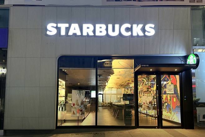 스타벅스 신촌로점. [사진 = 스타벅스 제공]