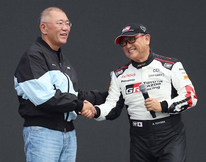 지난해 10월 경기 용인시 에버랜드 스피드웨이에서 열린 ‘현대 N x 토요타 가주 레이싱(Hyundai N x TOYOTA GAZOO Racing) 페스티벌’에서 정의선 현대자동차그룹 회장과 도요다 아키오 일본 도요타자동차그룹 회장이 함께 스페셜 쇼런을 마친 후 인사하고 있다. 한주형 기자
