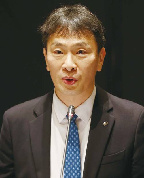 2023년 이복현 금융감독원장은 “은행권 이자이익이 삼성전자와 LG전자, 현대차를 합친 것보다 많다”며 직격탄을 날렸다. (연합뉴스)