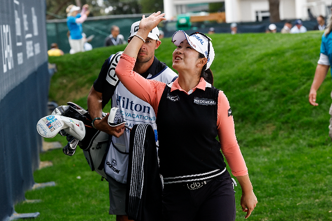 팬들과 인사하는 김아림. 사진=AP=연합뉴스