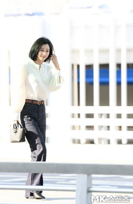 서예지는 한파가 몰아치는 날씨에도 외투 없이 셔츠 한 장만 걸친 채 당당한 모습을 보여 눈길을 끌었다.사진=서예지 SNS