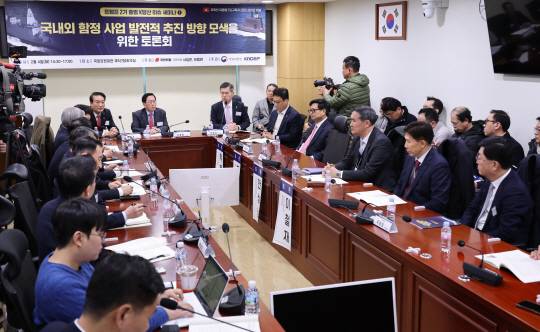 4일 오후 서울 여의도 의원회관에서 국민의힘 서일준·유용원 의원 공동주최로 열린 ‘트럼프 2기 출범 K방산 이슈 세미나: 국내외 함정 사업 발전적 추진 방향 모색을 위한 토론회’에서 참가자들이 열띤 토론을 벌이고 있다.뉴시스 제공