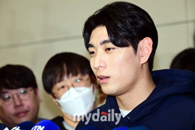 샌프란시스코 이정후가 메이저리그 두 번째 시즌 준비를 위해 13일 오후 인천국제공항을 통해 미국으로 출국 하기 전 취재진과 인터뷰를 하고 있다./마이데일리
