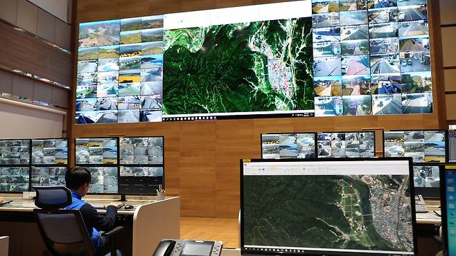 영덕군 CCTV 통합관제센터 내부 모습.[영덕군 제공]