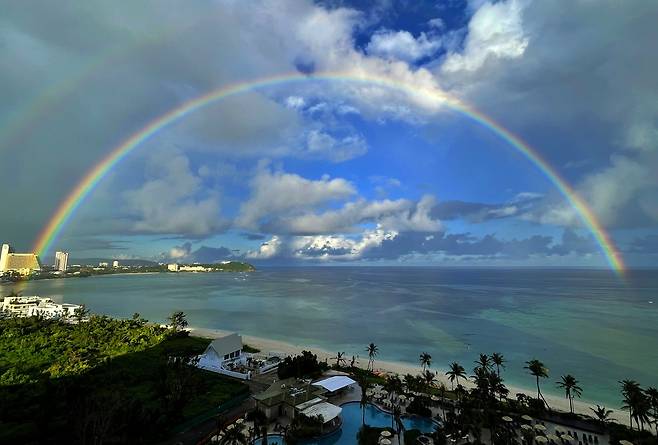 맑은 날 아침 괌 서쪽해안에는 늘 무지개가 뜬다.
