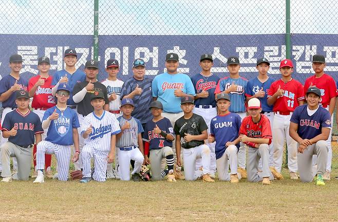 지난해 롯데 자이언츠 괌 전훈때 선수들은 현지 유소년 야구단에 한수 가르쳐주는 재능 기부도 했다.