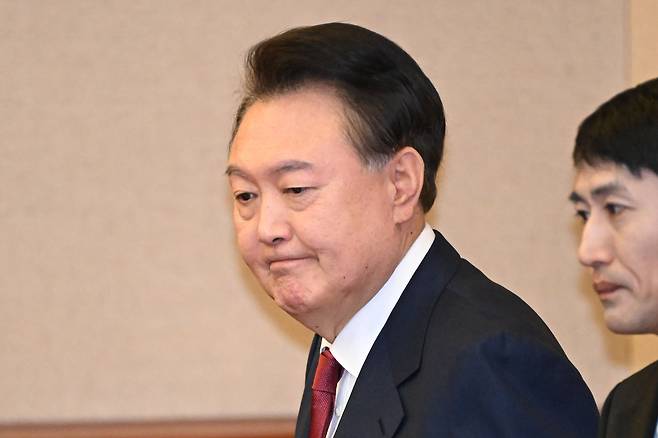 윤석열 대통령 탄핵심판 5차 변론이 열린 4일 서울 종로구 헌법재판소 대심판정에 윤 대통령이 입장하고 있다. 2025.2.4 [사진공동취재단]