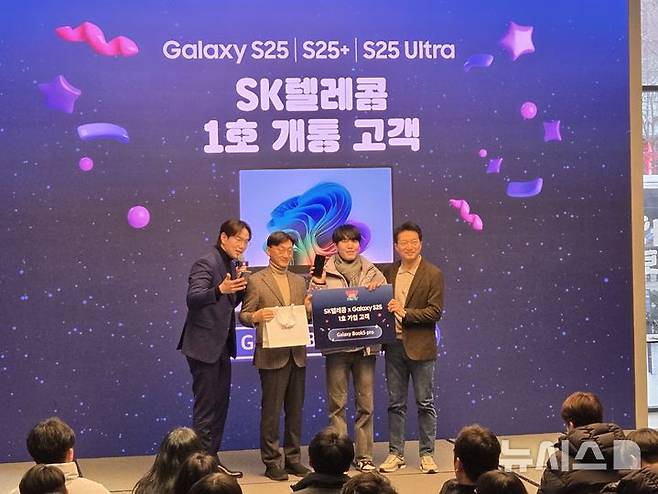 [서울=뉴시스]4일 서울 마포구 T팩토리에서 진행된 SK텔레콤의 갤럭시 S25 사전 개통 기념 행사인 '더블업파티'에서 1호 개통 고객인 서경덕 씨가 김상범 SK텔레콤 유통본부장, 윤남호 삼성전자 영업1그룹 상무, 진행자 장성규 씨와 기념 사진을 촬영하고 있다. (사진=윤현성 기자)