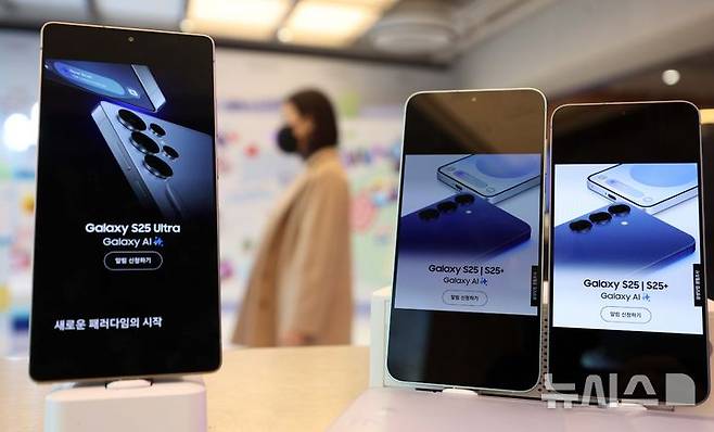 [서울=뉴시스] 고범준 기자 = 23일 오후 서울 마포구 KT플라자 홍대애드샵플러스점에 삼성전자 갤럭시 S25 제품이 놓여 있다. 삼성전자 '갤럭시 S25 시리즈' 사전 판매는 오는 24일부터 2월 3일까지 진행하며 기본형과 플러스, 울트라 총 3개 모델로 내달 7일 국내에 공식 출시된다. 2025.01.23. bjko@newsis.com