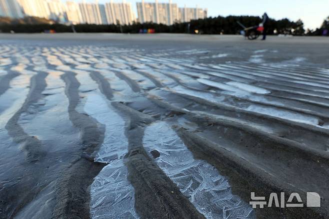 [부산=뉴시스] 하경민 기자 = 전국에 한파가 덮친 4일 부산 사하구 다대포해수욕장 백사장 일부가 얼어 있다. 2025.02.04. yulnetphoto@newsis.com