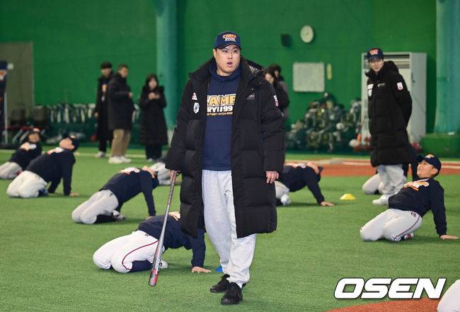[OSEN=서산, 김성락 기자] 21일 오전 충남 서산 한화이글스 2군 훈련장에서 2024 류현진재단 유소년 야구캠프 'CAMP RYU99 with 뉴케어' 행사가 열렸다. 'CAMP RYU99 with 뉴케어' 행사는 중학교 진학을 앞둔 아이들이 야구선수라는 꿈을 키우고 자신감을 얻을 수 있는 장을 마련하여 미래훌륭한 선수로 성장할 수 있도록 동기부여를 불어넣을 예정이다.한화 류현진이 유소년 선수들의 훈련을 지켜보고 있다. 2024.12.21 / ksl0919@osen.co.kr
