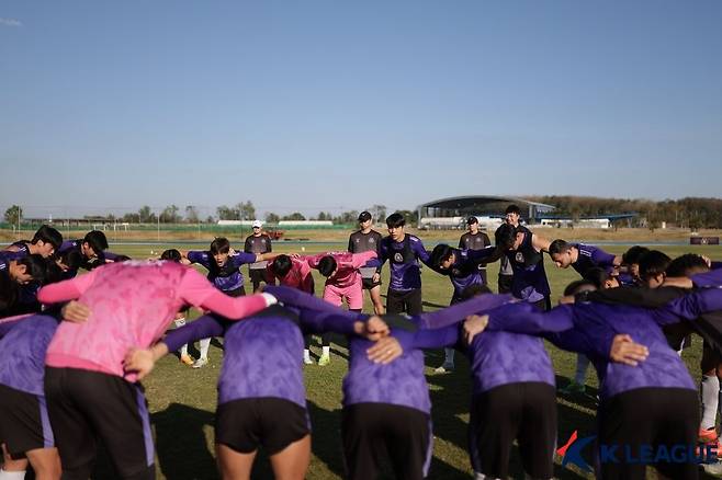 새 시즌 K리그1에 합류하는 안양은 변화보다 내실 다지기를 선택했다. 태국 촌부리에서 진행된 동계전지훈련 도중 한데 모여 선전을 다짐하는 안양 선수단. 사진제공｜한국프로축구연맹