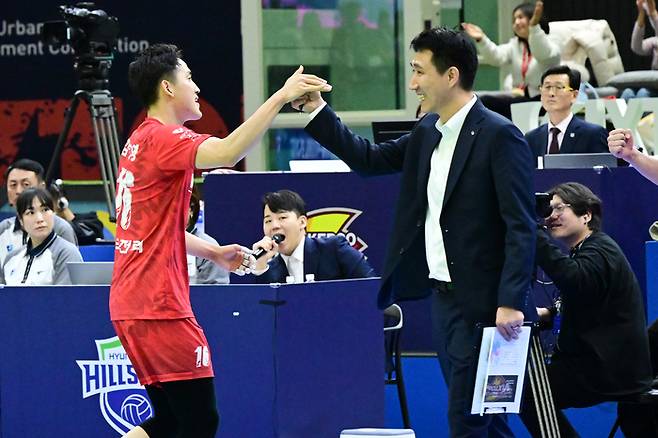 권영민 한국전력 감독(오른쪽)과 김동영. KOVO 제공