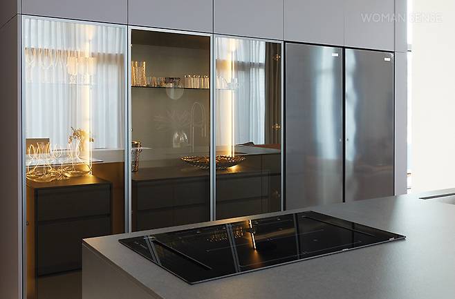 주방을 깔끔하게 쓸 수 있게 해준, 빼놓을 수 없는 아이템 중 하나는 브라운스톤의 이탈리아 가전 브랜드 바랄디 후드 일체형 인덕션 Diamond Flexi이다. 이 제품은 후드가 내장돼 있어 음식 냄새를 자동으로 흡입·필터링하는 기능이 특히 매력적이다. 심플하고 세련된 디자인이 주방 인테리어와 완벽하게 어우러지며 실용성과 미학을 모두 충족시켰다.