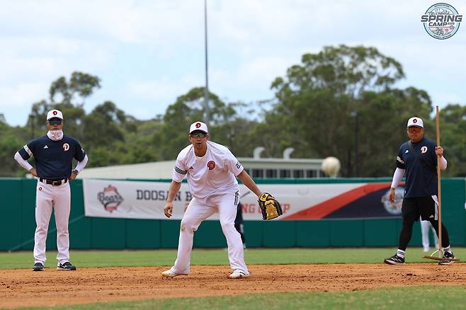 두산 베어스 내야수 강승호가 2025시즌 3루수 전향을 확정했다. 강승호는 캠프 시작부터 3루수 자리에서 조성환 코치와 함께 수비 연습을 집중하고 있다. 두산 베어스