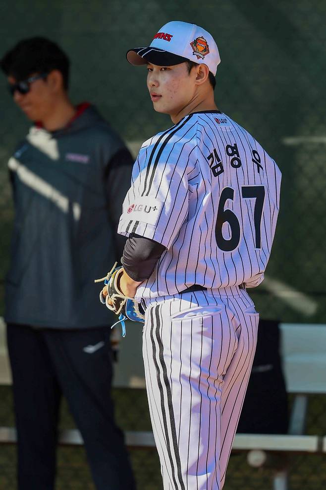LG 투수 김영우는 최고 시속 156㎞까지 나오는 강속구 투수다. 스프링캠프 기간 선배들과 함께 한 단계 더 발전하리라 힘찬 각오를 밝혔다. LG 트윈스