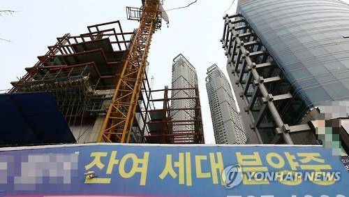 지방의 한 주택 공사현장에 붙은 잔여세대 분양 안내문 [연합뉴스 자료사진]