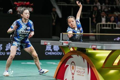 혼성단체 월드컵에서 복식 호흡을 맞춘 전지희(왼쪽)와 신유빈 [ITTF 홈피 제공. 재판매 및 DB 금지]
