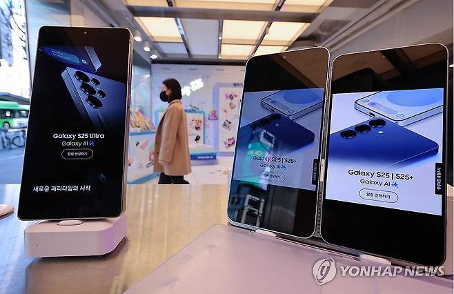 사전판매 시작 하루 앞둔 갤럭시 S25 시리즈 (서울=연합뉴스) 서대연 기자 = 삼성전자 갤럭시 S25 시리즈 사전판매 시작을 하루 앞둔 23일 오후 서울 마포구 kt플라자 홍대애드샵플러스점 체험존에 갤럭시 S25 시리즈들이 놓여있다. 2025.1.23 dwise@yna.co.kr